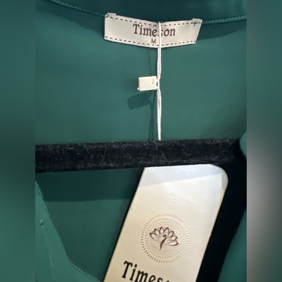 Elegant Green Sleeveless Top - Picture 3 of 3